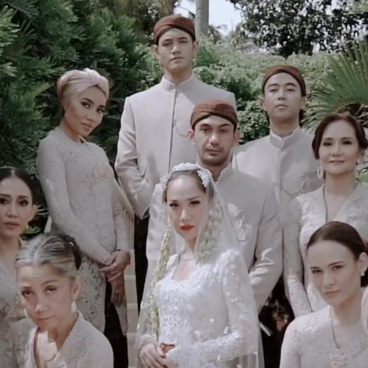 <p>Pernikahan mereka dilangsungkan secara tertutup dan hanya dihadiri oleh keluarga dan teman-teman terdekat BCL, seperti Reza Rahardian dan Vidi Aldiano. (Foto: Instagram@itsmebcl)</p>