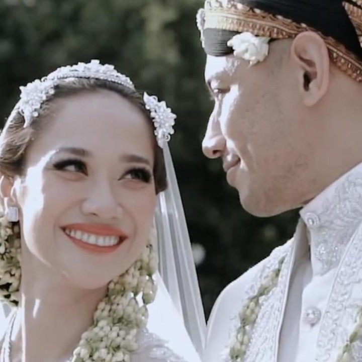 <p>Ia mengaku telah melewat rasa sakit hari demi hari setelah kepergian Ashraf Sinclair pada Februari 2020 lalu. Akan tetapi, canda tawanya kembalinya setelah ia bertemu dengan Tiko. "Pada suatu waktu hadir seorang pria.. Waktu demi waktu mulai dilalui, canda tawa kembali hadir," ucapnya. (Foto: Instagram@itsmebcl)</p>