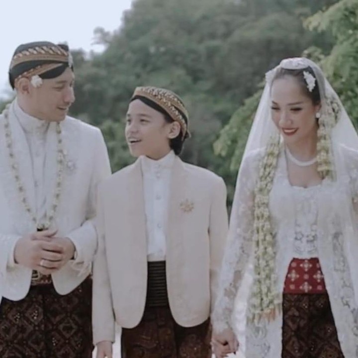 <p>Bunga Citra Lestari telah resmi menikah dengan Tiko Aryawardhana di Bali hari ini, Sabtu (2/12/2023). Momen akad nikahnya itu juga dibagikan langsung oleh BCL di Instagram. Dengan mengunggah video menyentuh yang penuh haru. (Foto: Instagram@itsmebcl)</p>