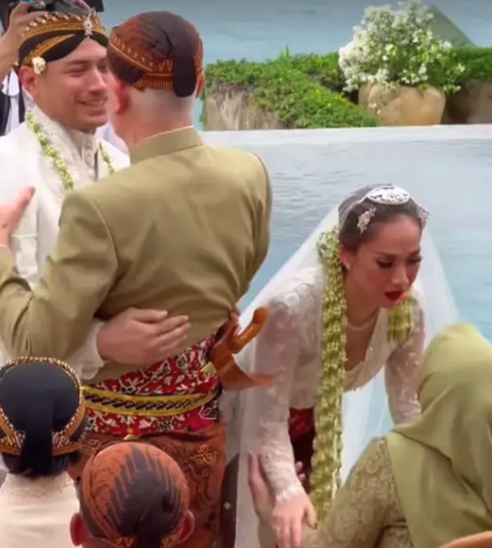 BCL dan Tiko Aryawardhana sungkem ke orang tua Ashraf Sinclair.