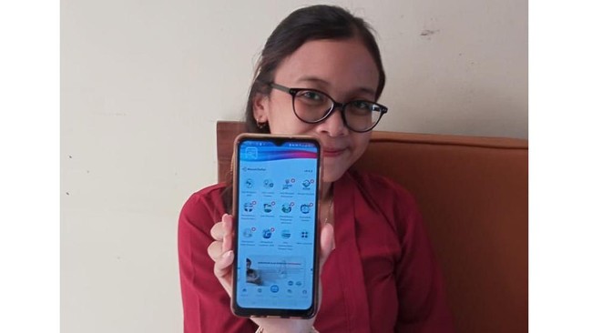 Menggunakan Aplikasi Mobile JKN sejak tahun 2021, Putu Diah Wulandari merasakan langsung kemudahan akses layanan yang dapat digunakan dalam satu genggaman.