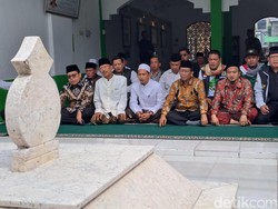 Mahfud Md Ziarah ke Makam 3 Tokoh Pendiri NU di Jombang