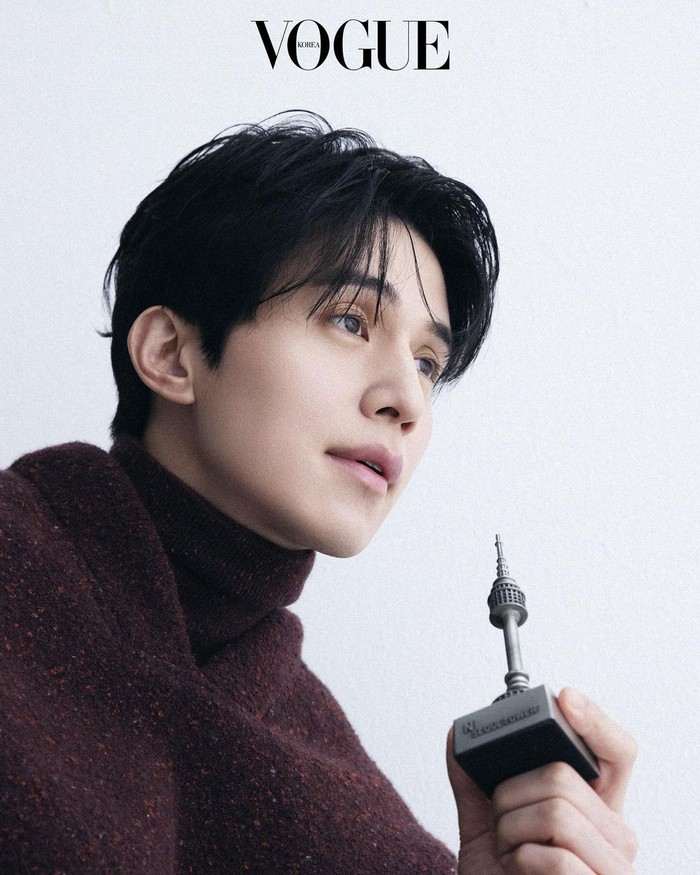 Dalam film 'Single in Seoul', Lee Dong Wook berperan sebagai Young Ho yang merupakan instruktur esai yang merekomendasikan tempat-tempat menarik untuk para lajang di Seoul melalui media sosial./ Foto: instagram.com/voguekorea