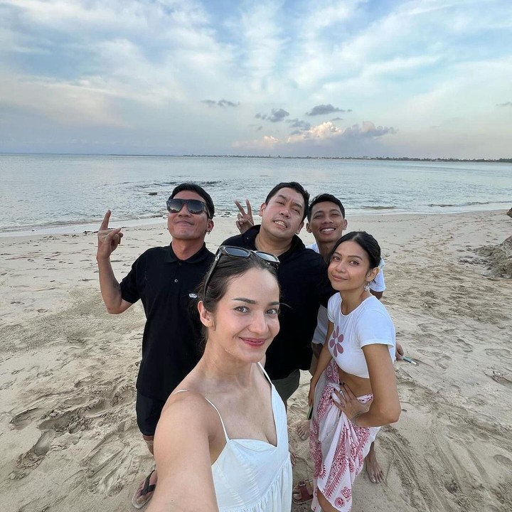 <p>Momen tersebut dibagikan oleh Enzy di Instagram pribadinya yang berfoto bersama teman-teman, termasuk Desta. "Trip 3 hari di Bali yang sangat menyenangkan," tulisnya, dikutip dari laman <em>Instagram@enzystoria,</em> Sabtu (2/12/2023). (Foto: Instagram@enzystoria)</p>