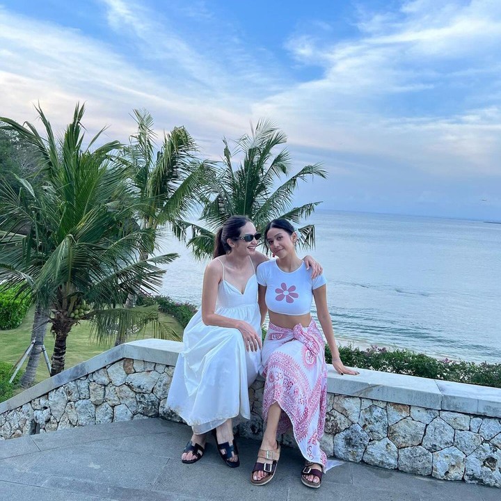 <p>Selain menghadiri wisuda, Enzy juga melepas rindu dengan teman-temannya. Enzy diketahui baru saja menikmati liburan singkatnya di Bali. (Foto: Instagram@enzystoria)</p>
