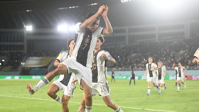 Momen pemain Jerman U-17 Paris Brunner selebrasi gol ala Ronaldo dan penonton di Stadion Manahan Solo teriak 'Siu'.