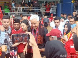 Teriakan Presiden Menggema Sambut Kedatangan Ganjar di Bima