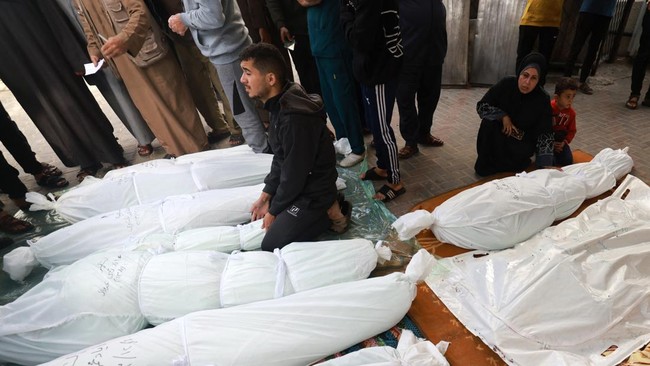 Dirjen Kemenkes Gaza Palestina, Munir Al-Bursh, melangsungkan konferensi pers di depan lima jasad anggota keluarganya yang meninggal akibat gempuran Israel.