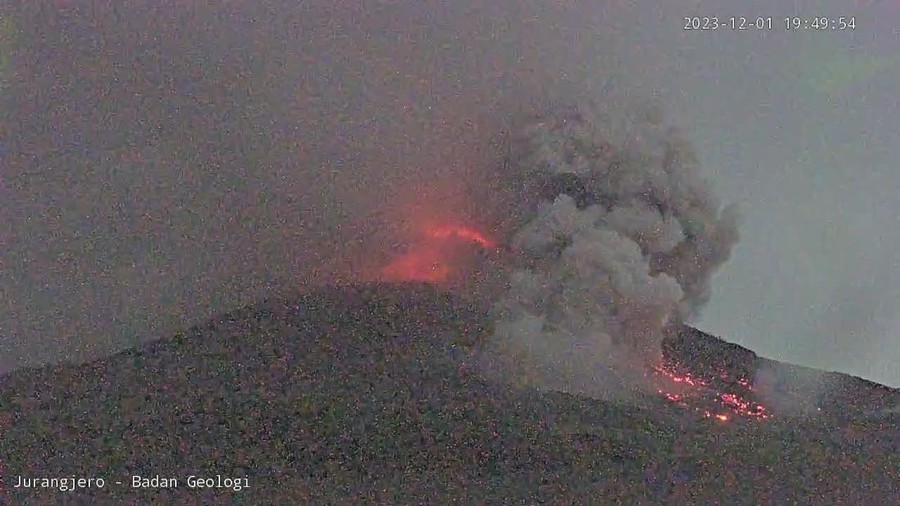 Gunung Merapi dua kali memuntahkan awan panas guguran (APG) semalam. Hujan abu pun terjadi di wilayah Boyolali dan Magelang. (dok BNPB)
