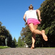 Benarkah Olahraga Jalan Kaki Sambil Nyeker Akan Lebih Sehat? Ini Faktanya!