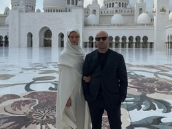 Gaya Jason Statham dan Istri Berkunjung ke Masjid Agung Sheikh Zayed Abu Dhabi