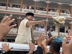 Kampanye di Tasik, Prabowo Bagikan Kaus ke Santri dari Sunroof Mobil