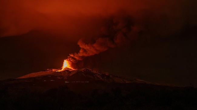 FOTO: Merah Membara Lava Letusan Gunung Etna Italia