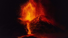 FOTO: Merah Membara Lava Letusan Gunung Etna Italia