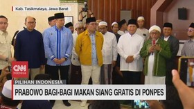 VIDEO: Prabowo Bagi-Bagi Makan Siang Gratis di Ponpes