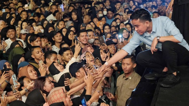 Calon wakil presiden (Cawapres) nomor urut 2, Gibran Rakabuming Raka menyampaikan pesan pemilu damai kepada masyarakat di Kabupaten Sragen, Jawa Tengah.