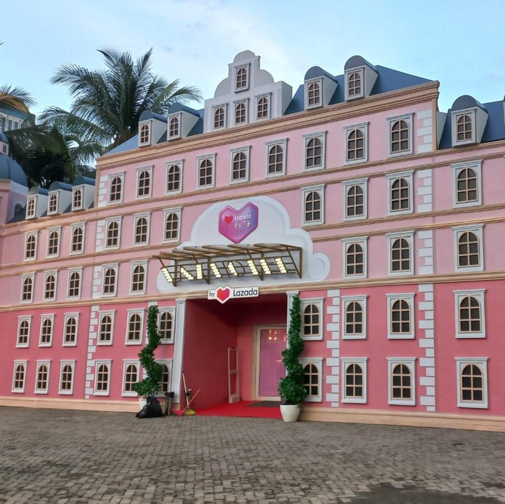 <p>Setiap daerah memiliki tema tematik yang berbeda, untuk di Jakarta mereka mengambil tema LazHotel. Tema pop-up store ini menawarkan pengalaman belanja menyenangkan dengan nuansa hotel bintang lima. (Foto: Amira Salsabila Aprilia)</p>