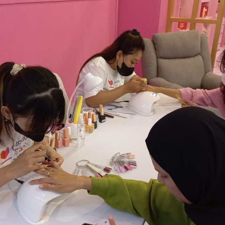 <p>Dengan pembelian produk yang mencapai Rp120 ribu, Bunda berkesempatan menikmati perawatan <em>manicure and eyebrow </em><em>threading. </em>(Foto: Amira Salsabila Aprilia)</p>