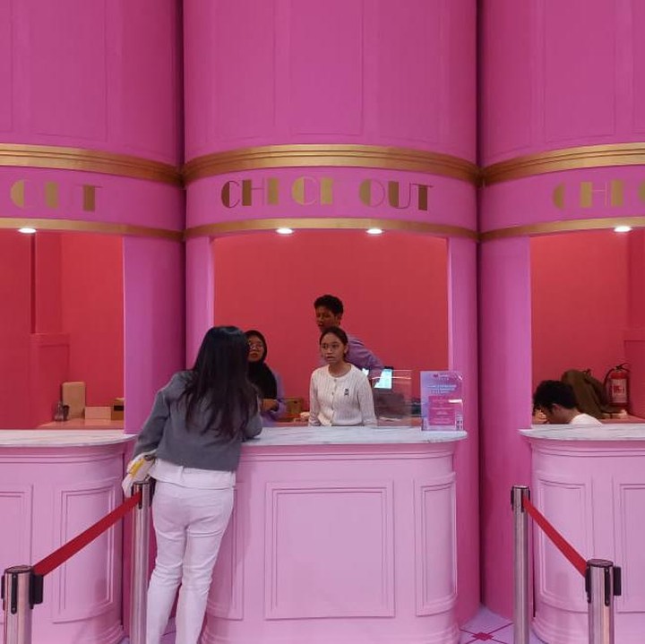 <p>Bukan hanya sekdar <em>pop-up </em>saja, mereka juga menyediakan berbagai produk dari brand lokal seperti Mother of Pearl, Dear Me Beauty, Azzarine, dan masih banyak lagi. Hari pertama pembukaan <em>pop-up store</em> ini pun mulai diramaikan pengunjung. (Foto: Amira Salsabila Aprilia)</p>