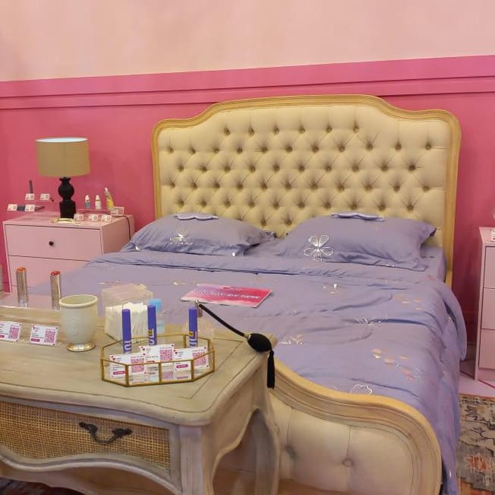 <p>Tak tanggung-tanggung, <em>pop-up store</em> ini didesain sedemikian rupa seperti hotel. Mereka membuat area kamar yang lengkap dengan tempat tidur, <em>wardrobe, </em>hingga <em>bathub.</em> Tak hanya itu, ada juga area resepsionis yang akan melayani para pengunjung.<em> </em>(Foto: Amira Salsabila Aprilia)</p>