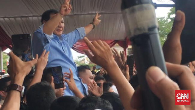 Prabowo Subianto kembali berjoget yang kerap disebut gemoy saat berkampanye di Tasikmalaya, Jawa Barat. Ia juga membagikan koin ke anak-anak.