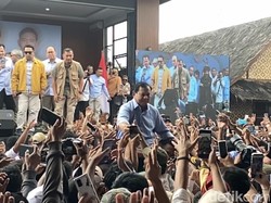 Momen Prabowo Digendong Massa yang Gaungkan Jabar Tetap Prabowo