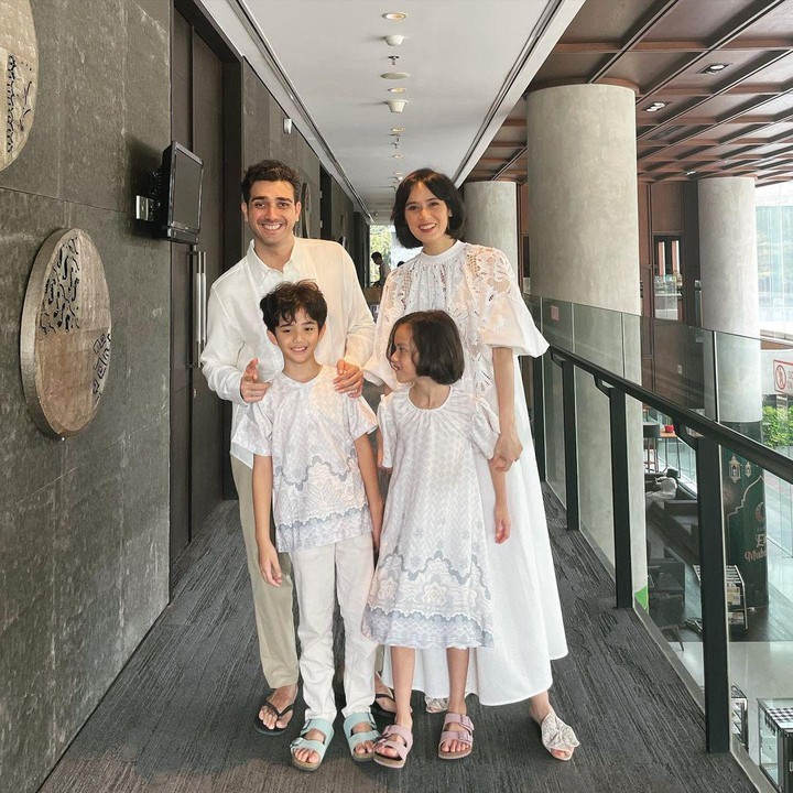 <p>Pasangan ini telah mengarungi bahtera rumah tangga selama 9 tahun dan hidup bahagia jauh dari gosip. Kebahagiaannya semakin bertambah karena kehadiran dua anak mereka yang bernama River Syech Albar dan Clover Satin Albar. (Foto: Instagram@renata711)</p>