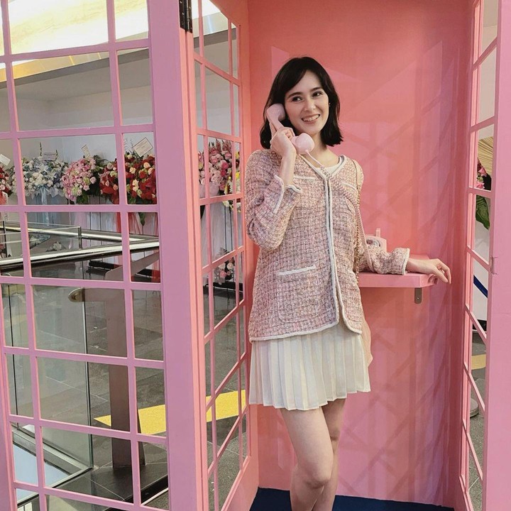 <p>Meski sudah jarang tampil di layar kaca, Renata masih aktif menggunakan media sosial. Bahkan, ia juga sering mengunggah aktivitasnya sehari-hari, termasuk saat menjadi ibu rumah tangga atau menghadiri berbagai acara. (Foto: Instagram@renata711)</p>