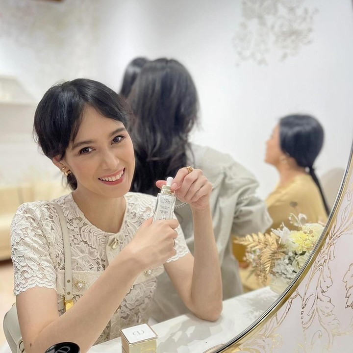 <p>Belum lama ini, perempuan kelahiran 1982 terlihat menghadiri acara salah satu merek ternama. Wajahnya yang cantik berhasil memikat perhatian netizen. Pasalnya, tak sedikit dari mereka yang meramaikan kolom komentar Instagram Renata dengan pujian. (Foto: Instagram@renata711)</p>