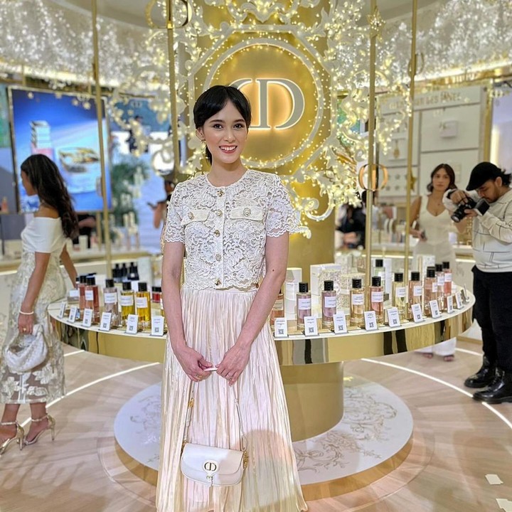 <p>Mengenakan outfit bernuansa serba putih, Renata mendapat julukan <em>Si Cantik</em>. "<em>Wow wow wow What a beautiful smile today</em>," tulis akun <em>@dast****.</em> "Si Cantik," tulis akun <em>@woh****.</em> (Foto: Instagram@renata711)</p>