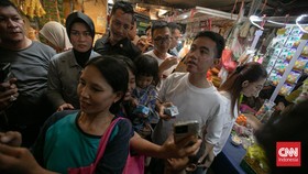 Gibran 'Ditodong' Ibu-ibu soal Cara Turunkan Harga Cabai di Pasar