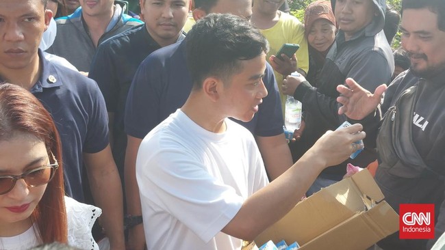 Gibran yang didampingi istrinya Selvi Ananda membagikan susu kepada sejumlah warga yang hadir di CFD Jakarta pagi ini.