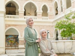 Tren Busana Muslim 2024: Bahan Flowy dan Shimmer Akan Disukai Hijabers