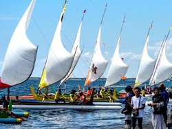 Lomba Perahu Layar Tradisional, Puluhan Armada Arungi Selat Bali