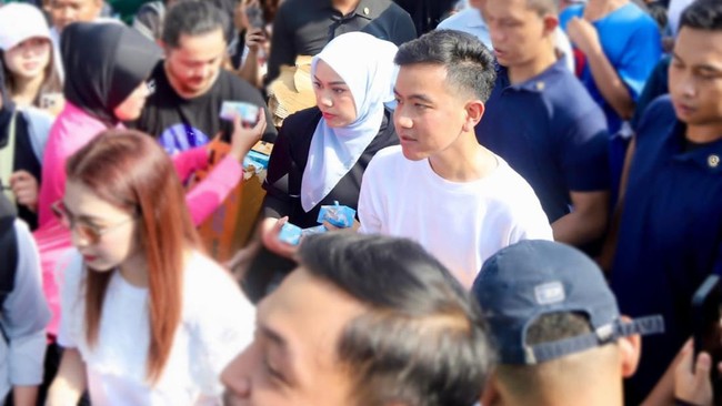 Calon Wakil Presiden nomor urut 2, Gibran Rakabuming Raka, bersama BlueSquad turut memeriahkan CFD Jakarta dan menyedot perhatian masyarakat.