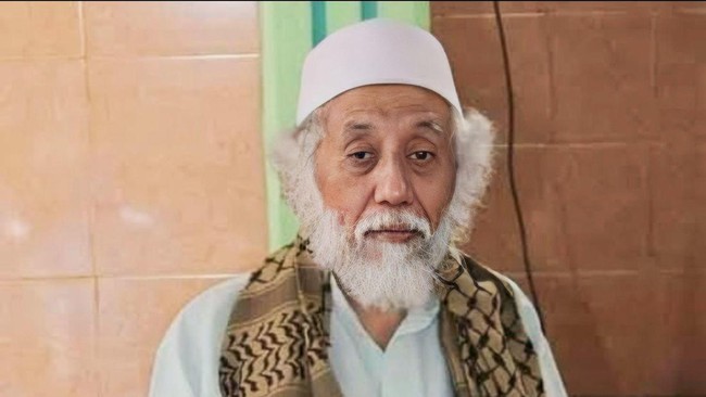 Ulama Banten, Abuya Muhtadi, menyampaikan dukungannya kepada Gibran dalam sebuah video yang beredar menjelang kampanye Prabowo di Banten.