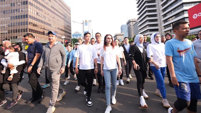 Cawapres Gibran Rakabuming Raka menyempatkan diri berolahraga sembari membagikan susu gratis kepada para pengunjung CFD di Bunderan HI.