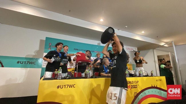 Pemain timnas Jerman U-17 membuat kehebohan ketika mendadak menggeruduk ruang konferensi pers setelah menjuarai Piala Dunia U-17 2023, Sabtu (2/12).