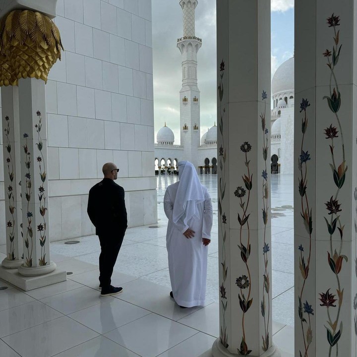 <p>Masjid Sheikh Zayed sendiri merupakan masjid terbesar di Abu Dhabi yang diluncurkan oleh mendiang presiden Uni Emirat Arab, Sheikh Zayed bin Sultan Al Nahyan. Pada tahun 2004, Sheikh Zayed meninggal dunia dan dimakamkan di halaman masjid. (Foto: Instagram: @jasonstatham)</p>