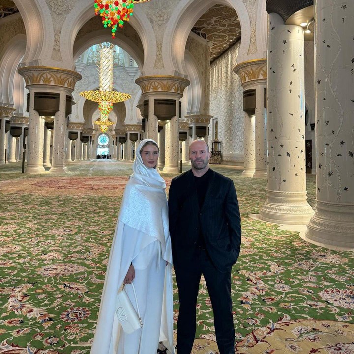 <p>Banyak netizen yang senang dengan kunjungan Jason dan Rosie ke Masjid Sheikh Zayed ini. Mereka pun memberi dukungan dan menyebut keduanya adalah pasangan terbaik. (Foto: Instagram: @jasonstatham)</p>