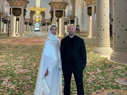 7 Potret Jason Statham dan Istri Kunjungi Masjid Sheikh Zayed di Abu Dhabi, Banjir Dukungan