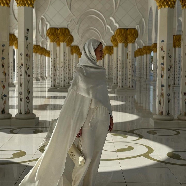 <p>"Suatu kehormatan untuk mengunjungi Masjid Agung Sheikh Zayed saat kami berada di Abu Dhabi," ungkap Rosie pada laman Instagram-nya. (Foto: Instagram: @rosiehw)</p>