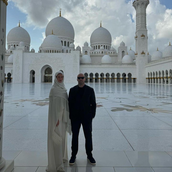 <p>Bintang film The Expendables, Jason Statham dan istrinya, Rosie Huntington-Whiteley tengah berlibur ke negara Abu Dhabi, Bunda. Keduanya pun berkesempatan untuk mengunjungi Masjid Sheikh Zayed. (Foto: Instagram: @jasonstatham)</p>