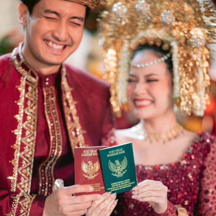 <p>Kabar bahagia datang dari pasangan Hanggini dan Luthfi Aulia, Bunda. Keduanya baru saja mengingat janji suci pernikahan pada 2 Desember 2023 di Jakarta. (Foto: Instagram: @hanggini)</p>
