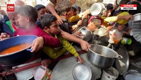 VIDEO: Momen Warga Gaza Berebut Makanan di Pengungsian Rafah