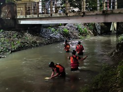 Balita di Mataram Hilang Terseret Arus Sungai Saat Mandi Hujan