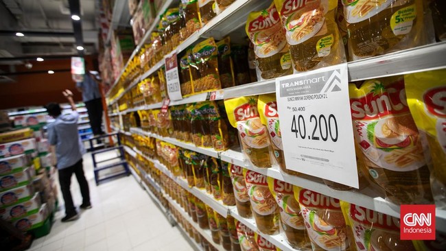 Produk kebutuhan sehari-hari seperti minyak goreng, kopi, sabun, hingga detergen didiskon gede-gedean di Transmart Full Day Sale hari ini.