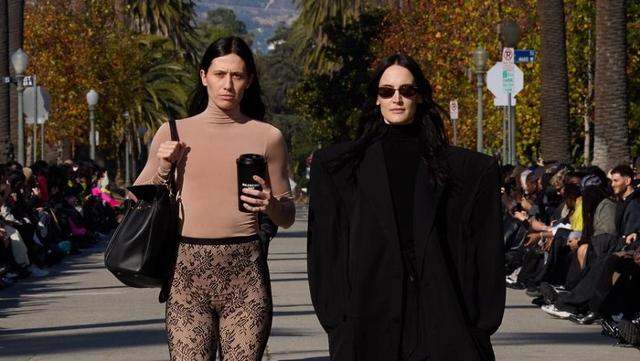 5 Hal Menarik dari Balenciaga Pre-Fall 2024, Cardi B Debut Model Runway!