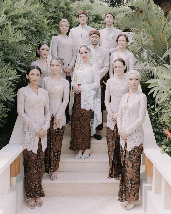 Detail Gaya Bridesmaid dan Groomsmen Pernikahan BCL dan Tiko