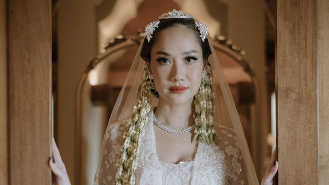 BCL memamerkan kemeriahan dan kebahagiaan dirinya dalam pesta pernikahan dengan Tiko Aryawardhana di Bali pada 2 Desember 2023.